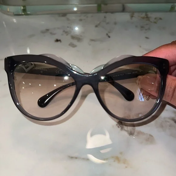 EUC CHANEL Cat Eye Olive Sunglasses 71186A is available for  display picture 2